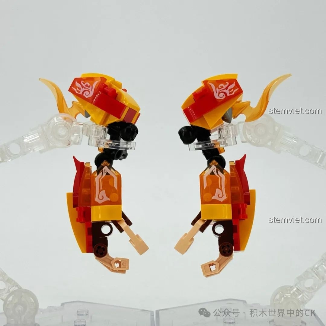 Quá trình lắp ráp phần chân của mô hình Người Máy Gấu Trúc Anh Hùng Tôn Ngộ Không Zhe Gao 662028, với các mảnh ghép màu vàng và đỏ.