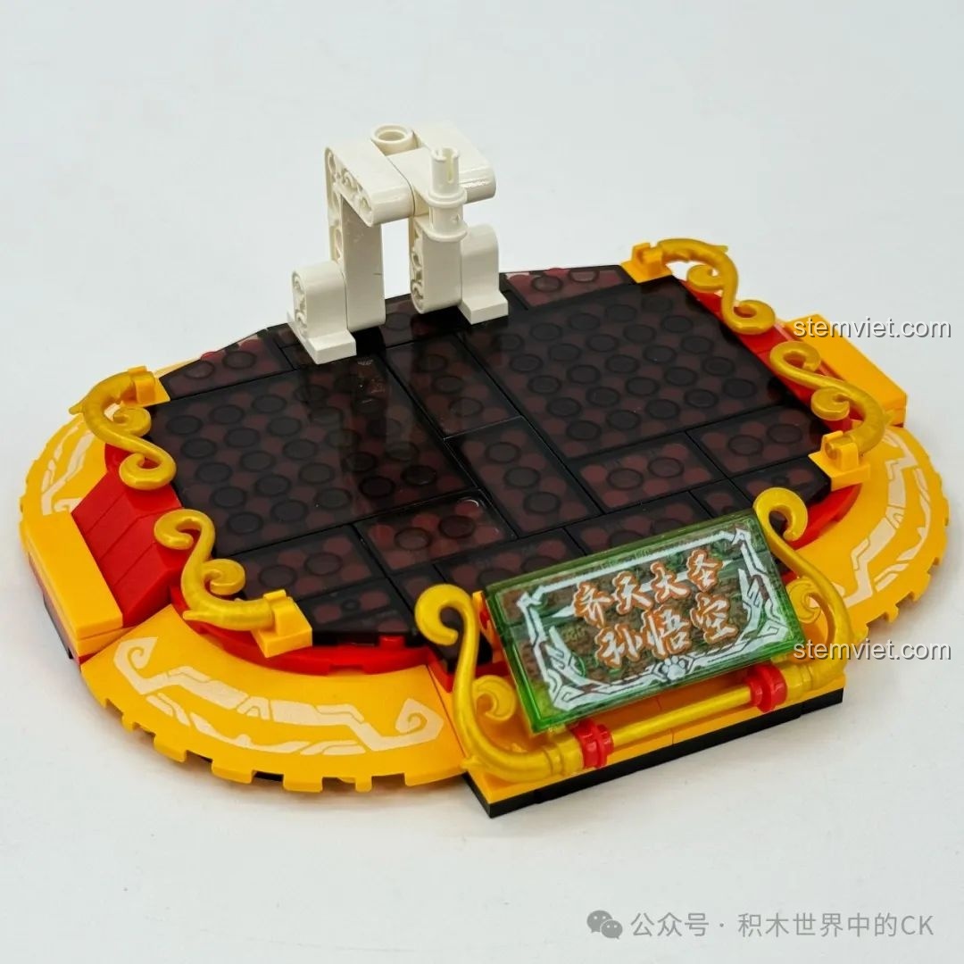 Đế trưng bày của bộ lắp ráp Người Máy Gấu Trúc Anh Hùng Tôn Ngộ Không Zhe Gao 662028, với họa tiết truyền thống và tên nhân vật.