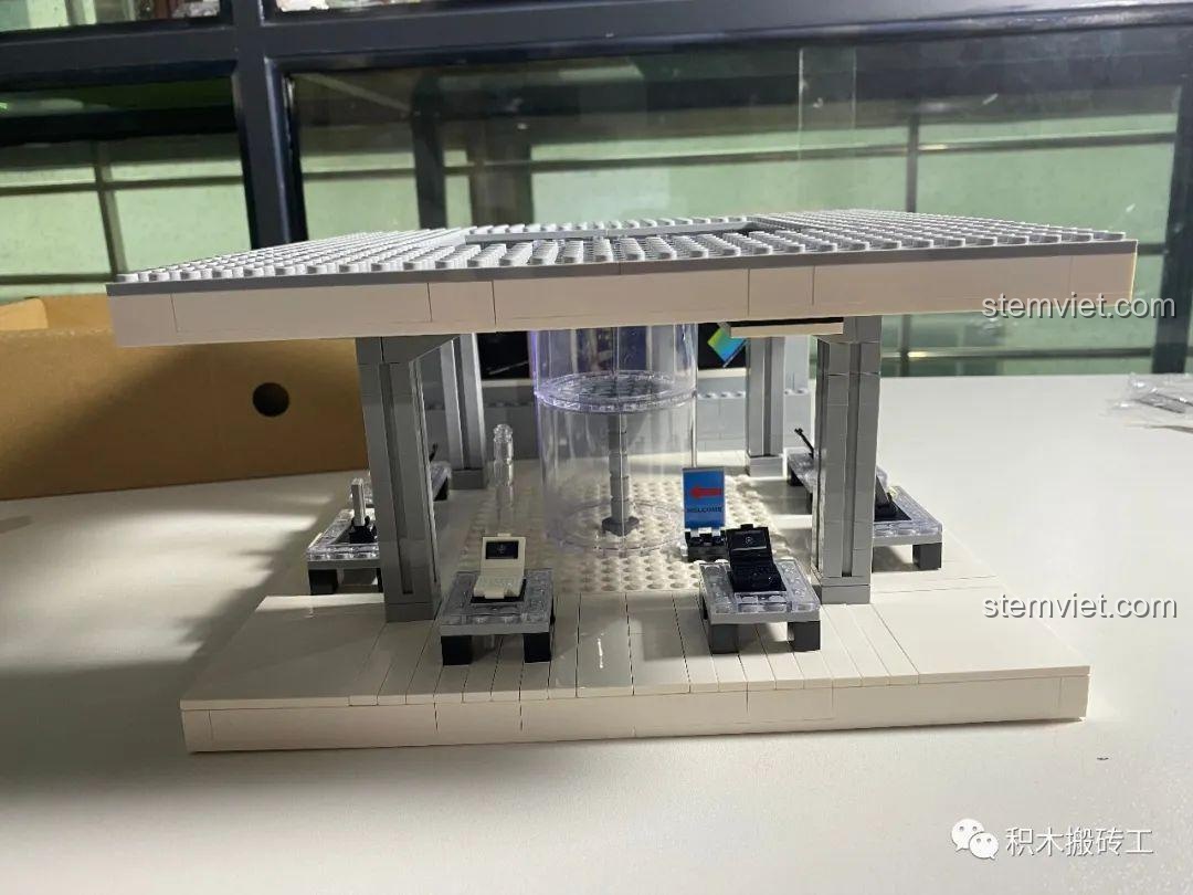 Lắp đặt sàn tầng hai và các cột trụ cho bộ đồ chơi Tòa nhà kính hiện đại SD6900 giá hời.