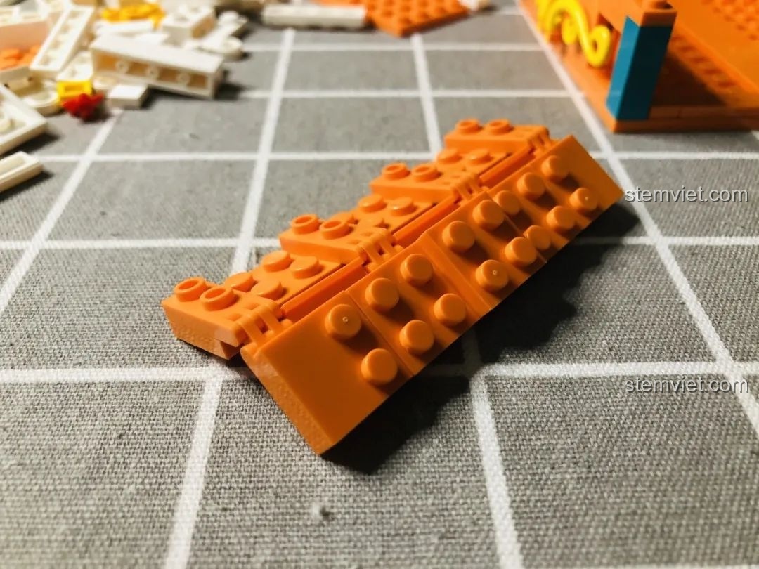 Tấm chắn đã được lắp hoàn chỉnh vào phần đế của bộ Wekki 506004 Cảnh Thu, tạo thành khối chắc chắn.