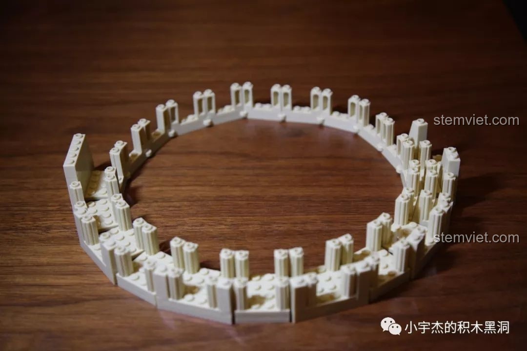 Các phần kiến trúc nhỏ với vòm và cột trụ đang được lắp ráp cho mô hình WANGE 5225 Colosseum.