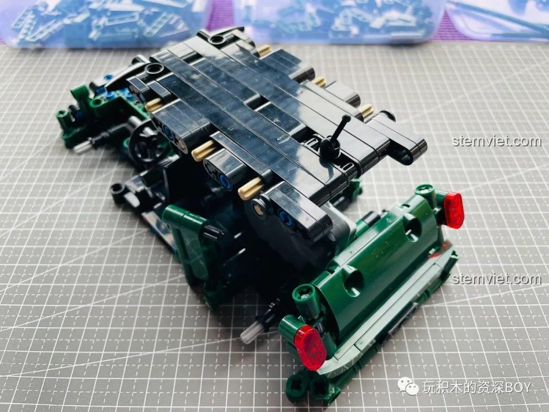 Lắp vè bánh xe trước và sau, tạo nên những đường cong mềm mại cho thân xe.