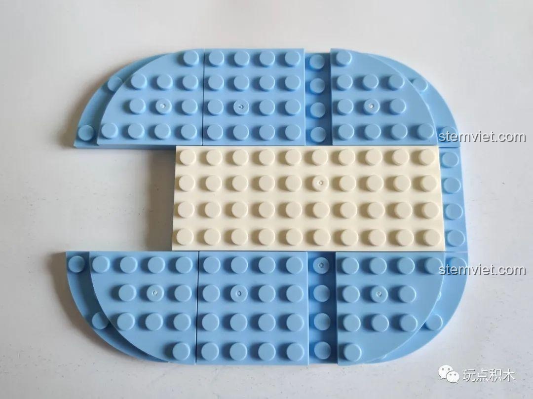 Đế Lâu Đài Băng Giá Mini S-Girls được ghép từ nhiều mảnh nhỏ