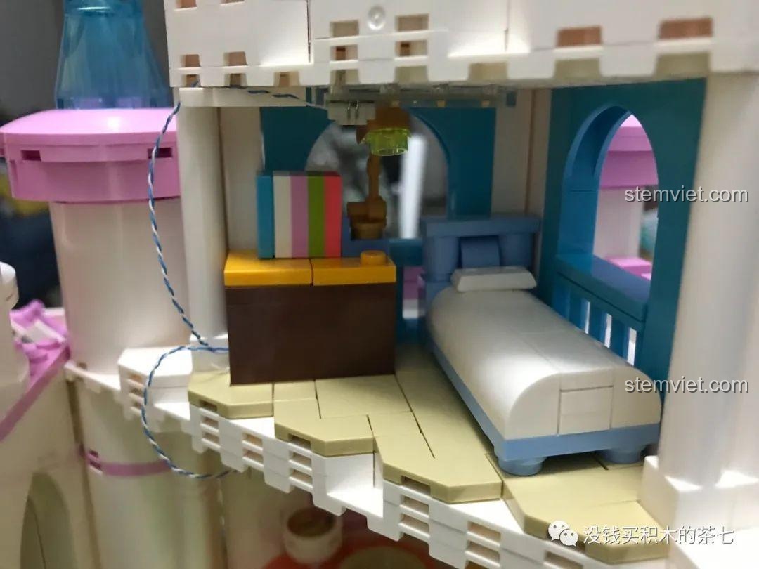 Mặt tiền của Lâu Đài Hoàng Gia 604003 đã hoàn thiện với tất cả các tòa tháp.