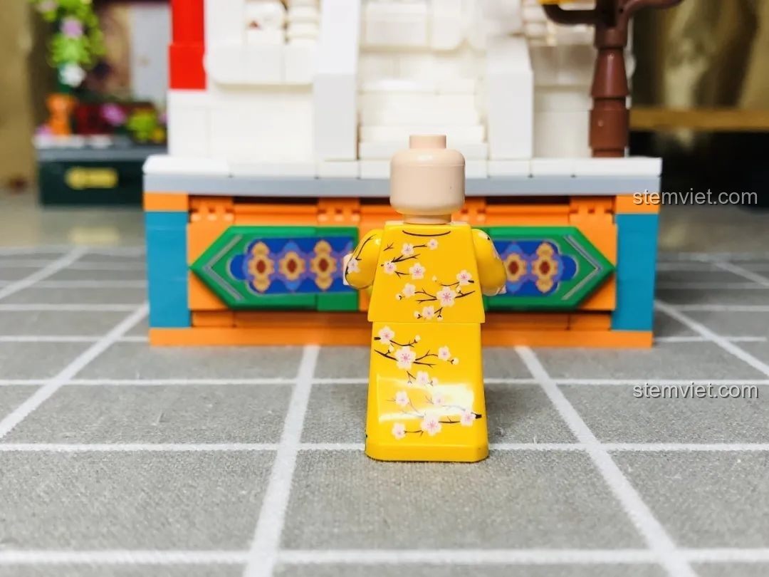 Thao tác lấy đế lót ly ra khỏi ngăn chứa của Wekki 506004 Cảnh Thu.