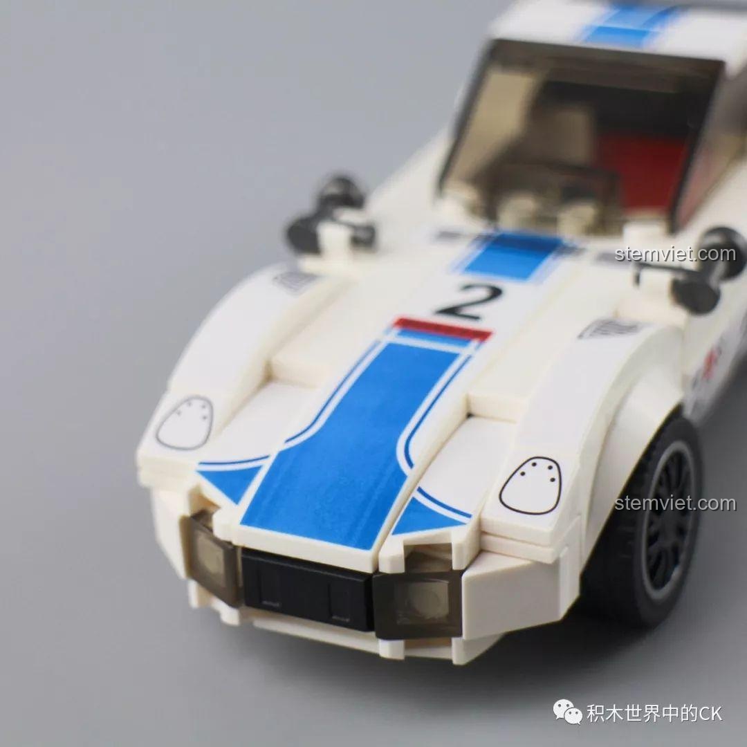 Chi tiết sự lệch màu giữa sticker và mảnh ghép trắng trên thân xe Toyota 2000GT SEMBO 607030.