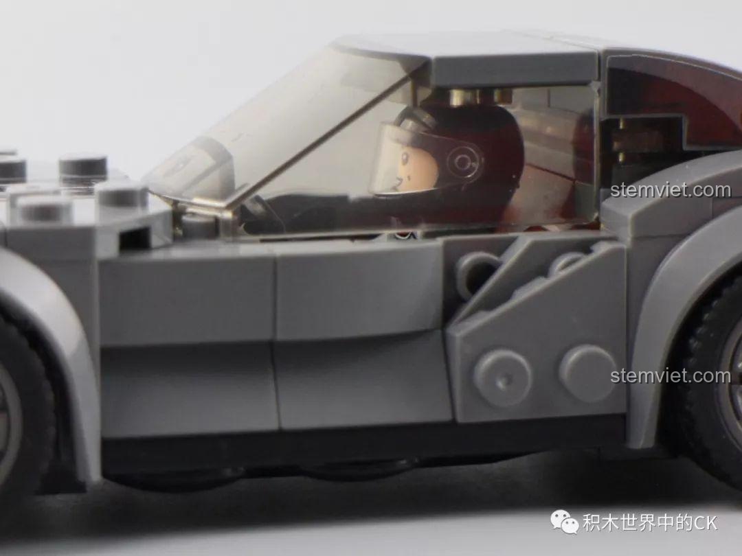 Sự chênh lệch màu sắc giữa sticker màu xám và mảnh ghép trên mô hình Toyota FT-1 SEMBO 607031.