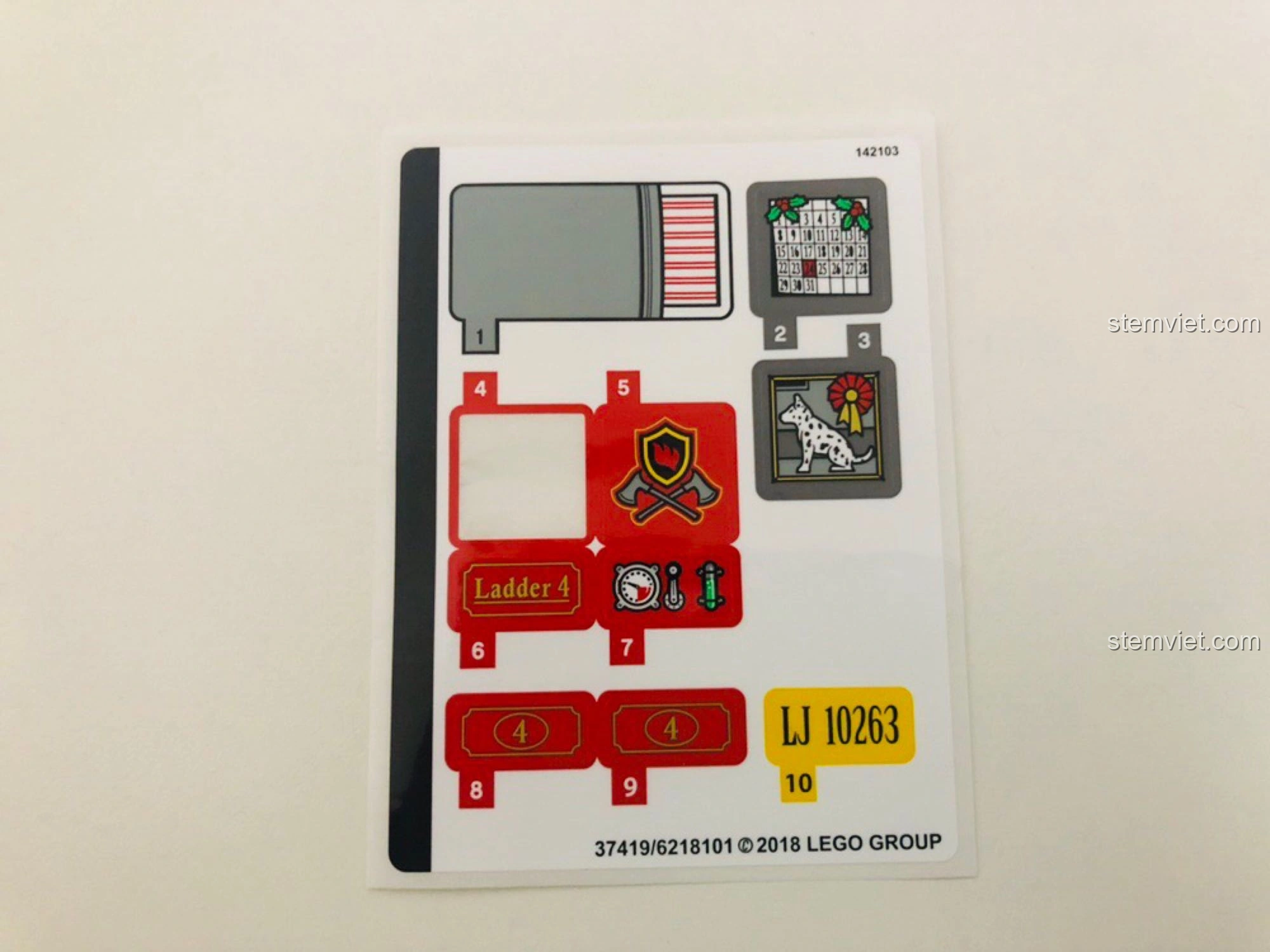 Tấm decal với các chi tiết trang trí cho bộ LEGO 10263 Winter Fire Station, bao gồm cờ hiệu và biểu tượng.