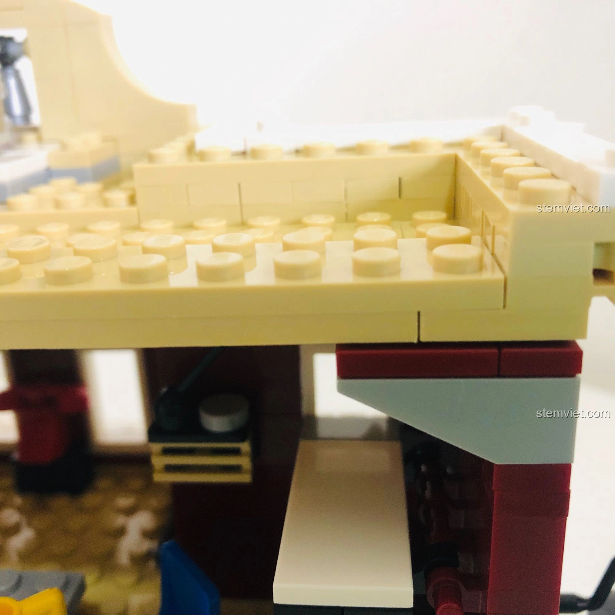 Cận cảnh hiệu ứng ánh sáng từ viên gạch phát sáng tích hợp trong LEGO 10263, chiếu sáng cửa sổ.