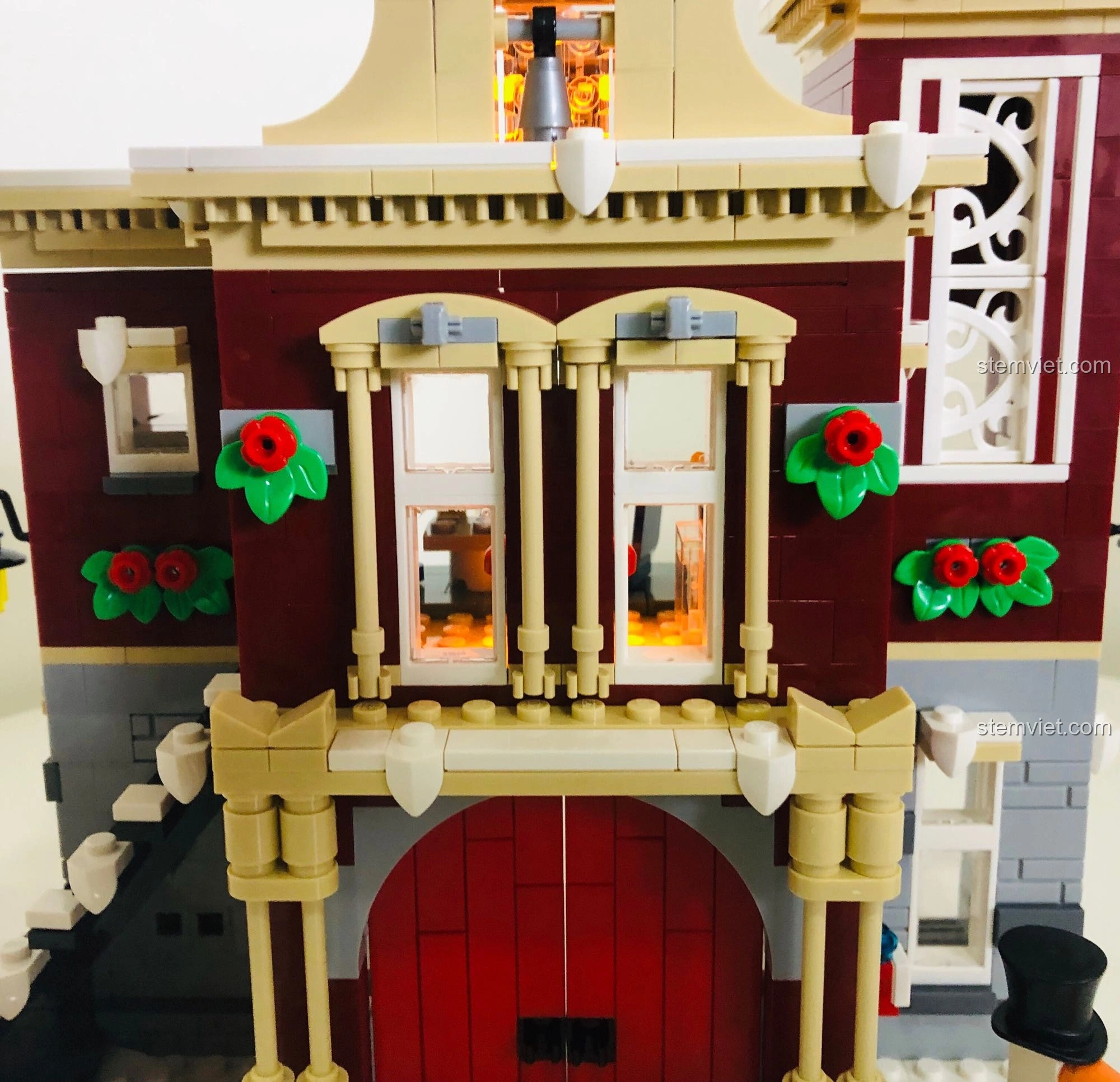 Toàn cảnh bộ LEGO 10263 Winter Fire Station được độ đèn lung linh, tạo không khí lễ hội huyền ảo.