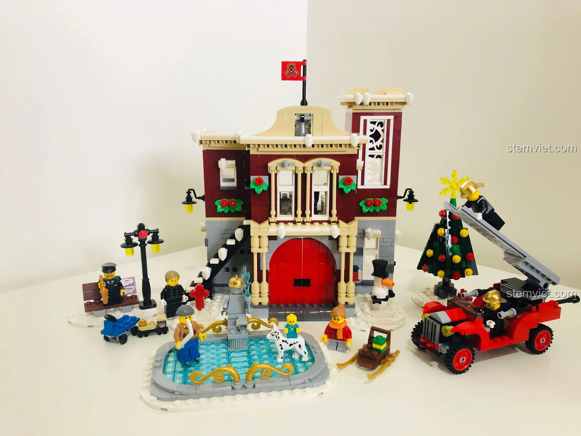 Toàn cảnh bộ LEGO 10263 Winter Fire Station đã hoàn thiện, trưng bày đẹp mắt với đầy đủ chi tiết và không khí mùa đông.