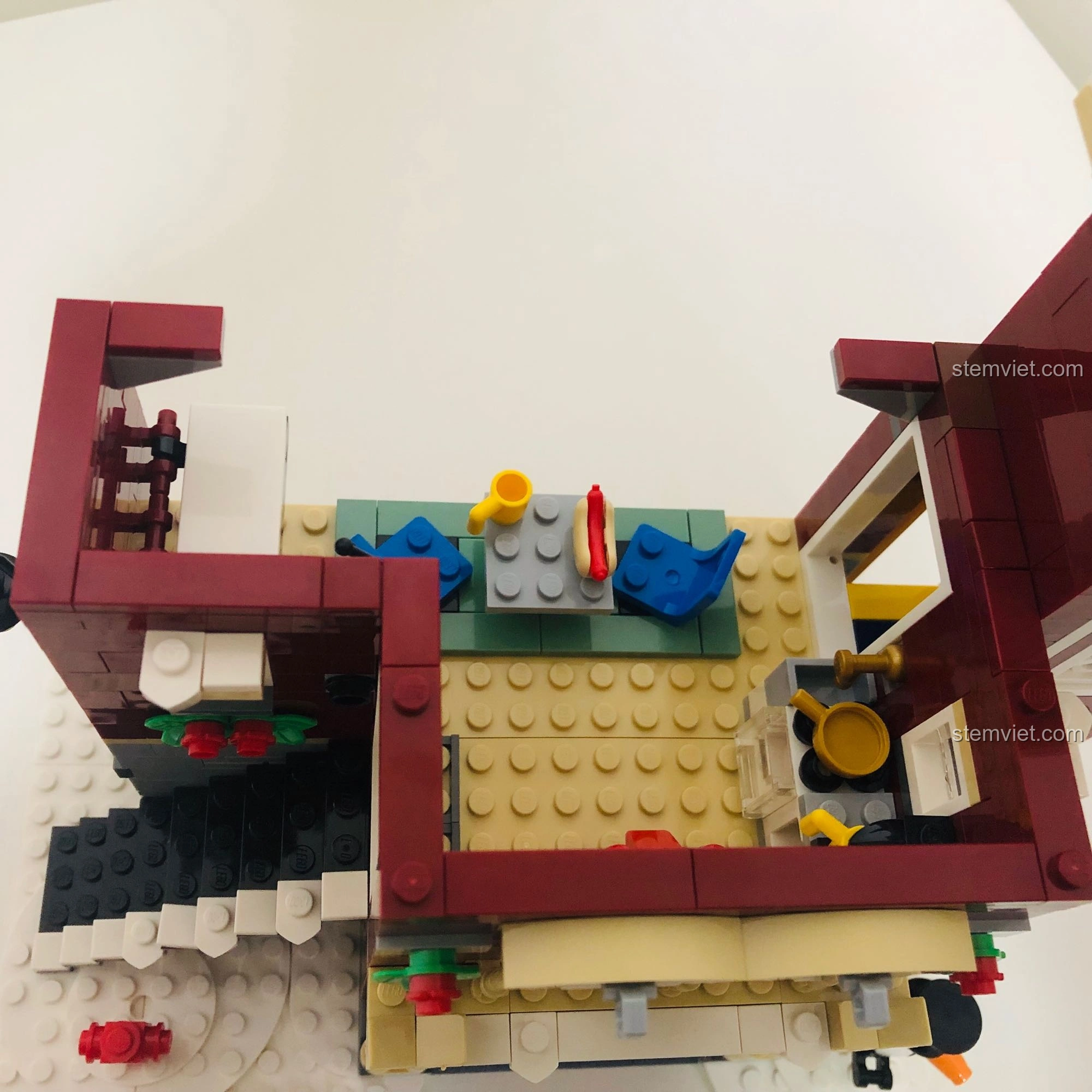 Cận cảnh lỗi thiết kế nhỏ ở phần mái tầng hai của LEGO 10263, khiến mái có thể bị kênh lên.