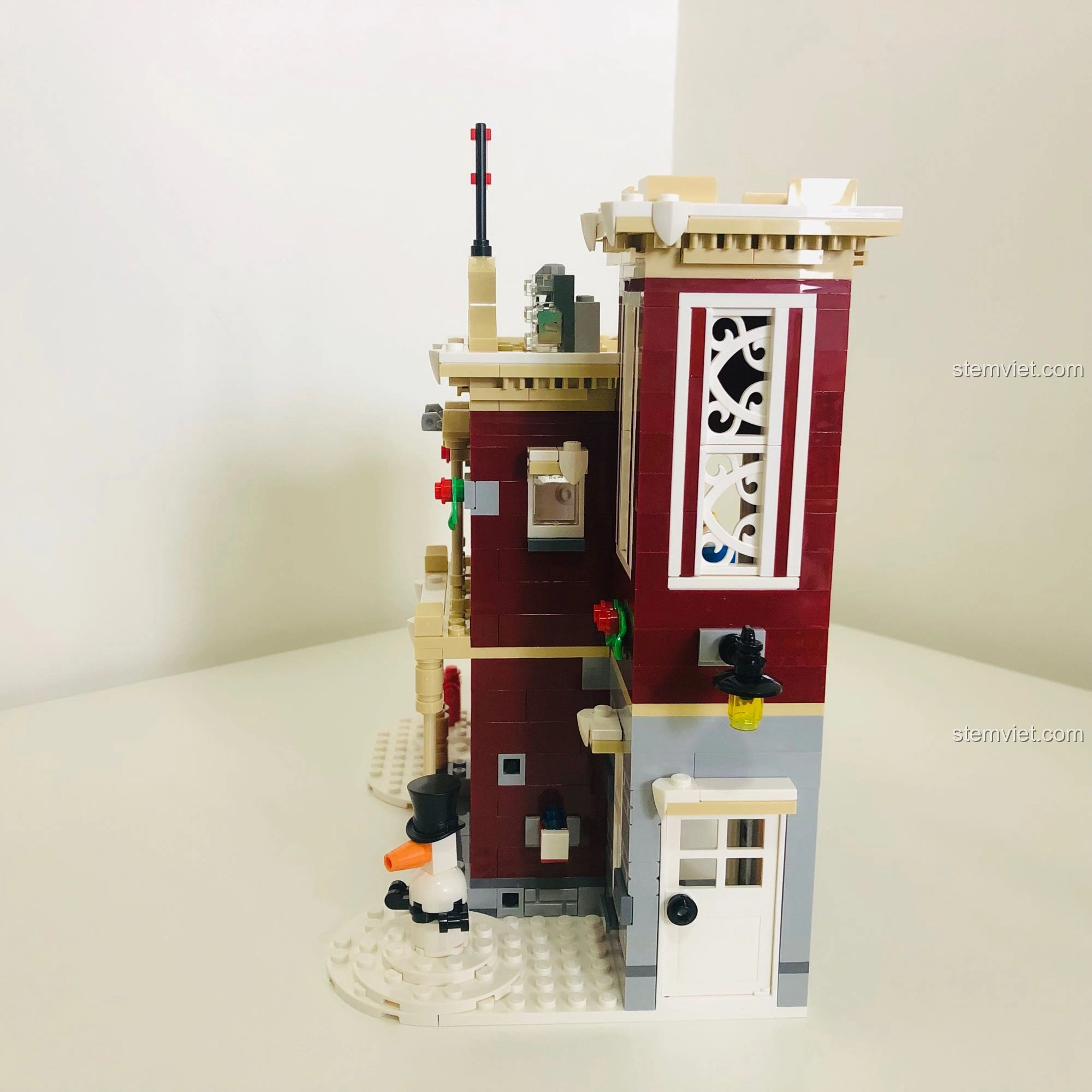 Góc nhìn bên hông trạm cứu hỏa LEGO 10263, thể hiện kiến trúc và chi tiết trang trí tinh xảo.