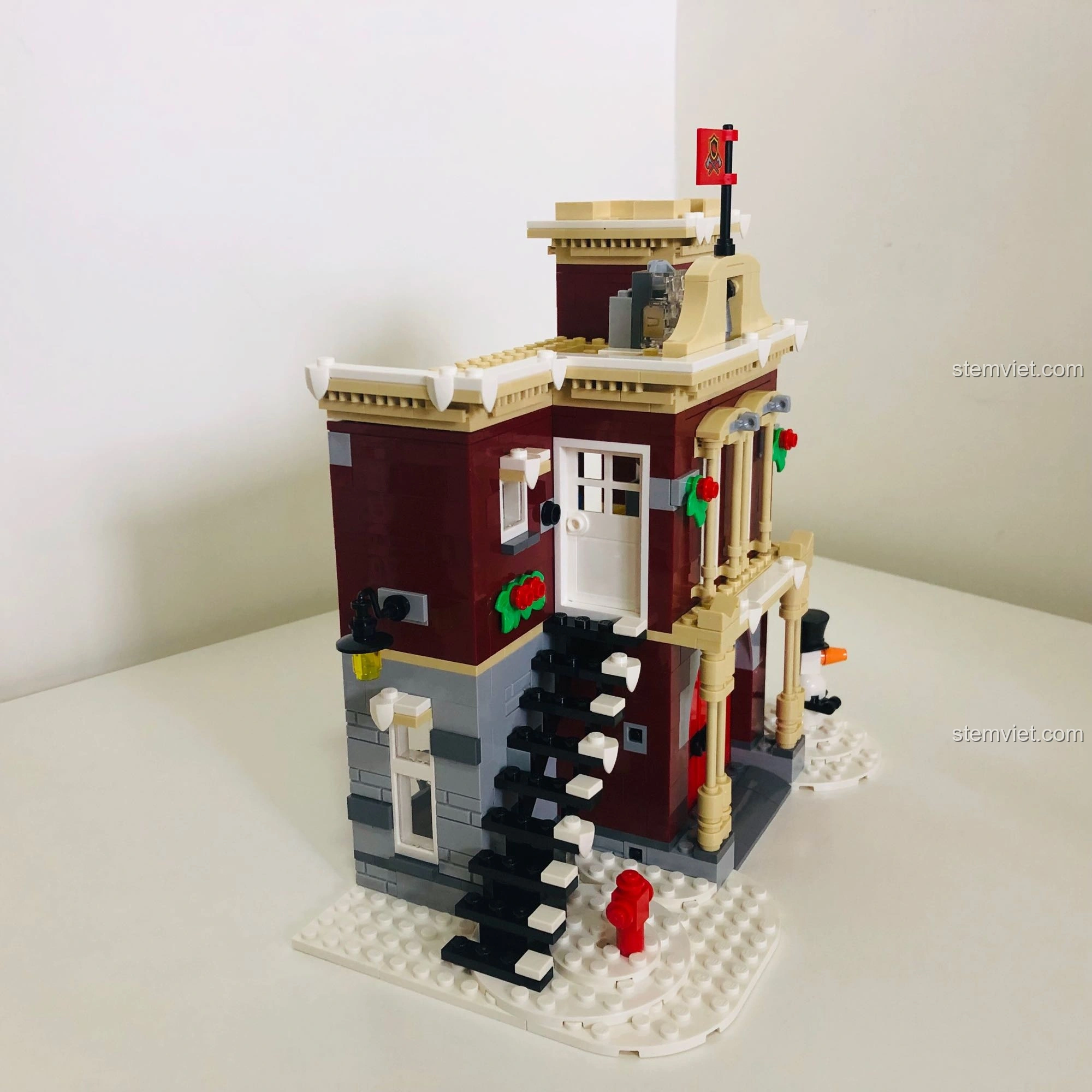 Góc nhìn khác về nội thất trạm cứu hỏa LEGO 10263, cho thấy cầu thang và các khu vực bên trong.