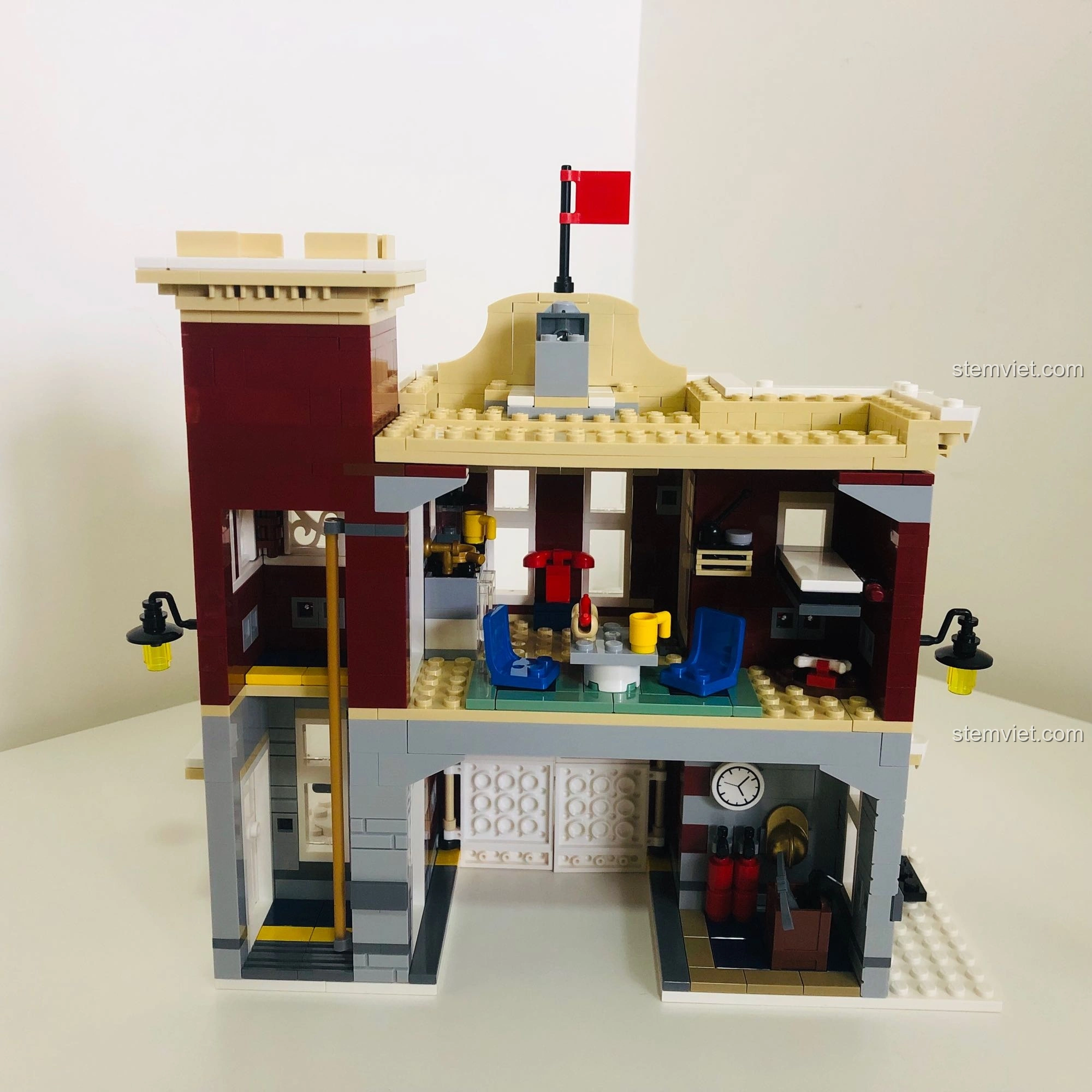 Nội thất bên trong trạm cứu hỏa LEGO 10263, với các phòng chức năng và chi tiết nội thất như bàn ghế, đồng hồ.