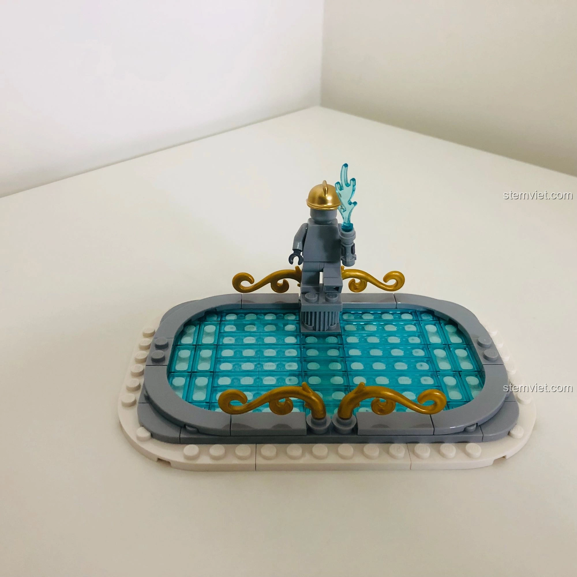 Sân trượt băng nhỏ với tượng lính cứu hỏa và nhiều viên gạch trong suốt trong bộ LEGO 10263.