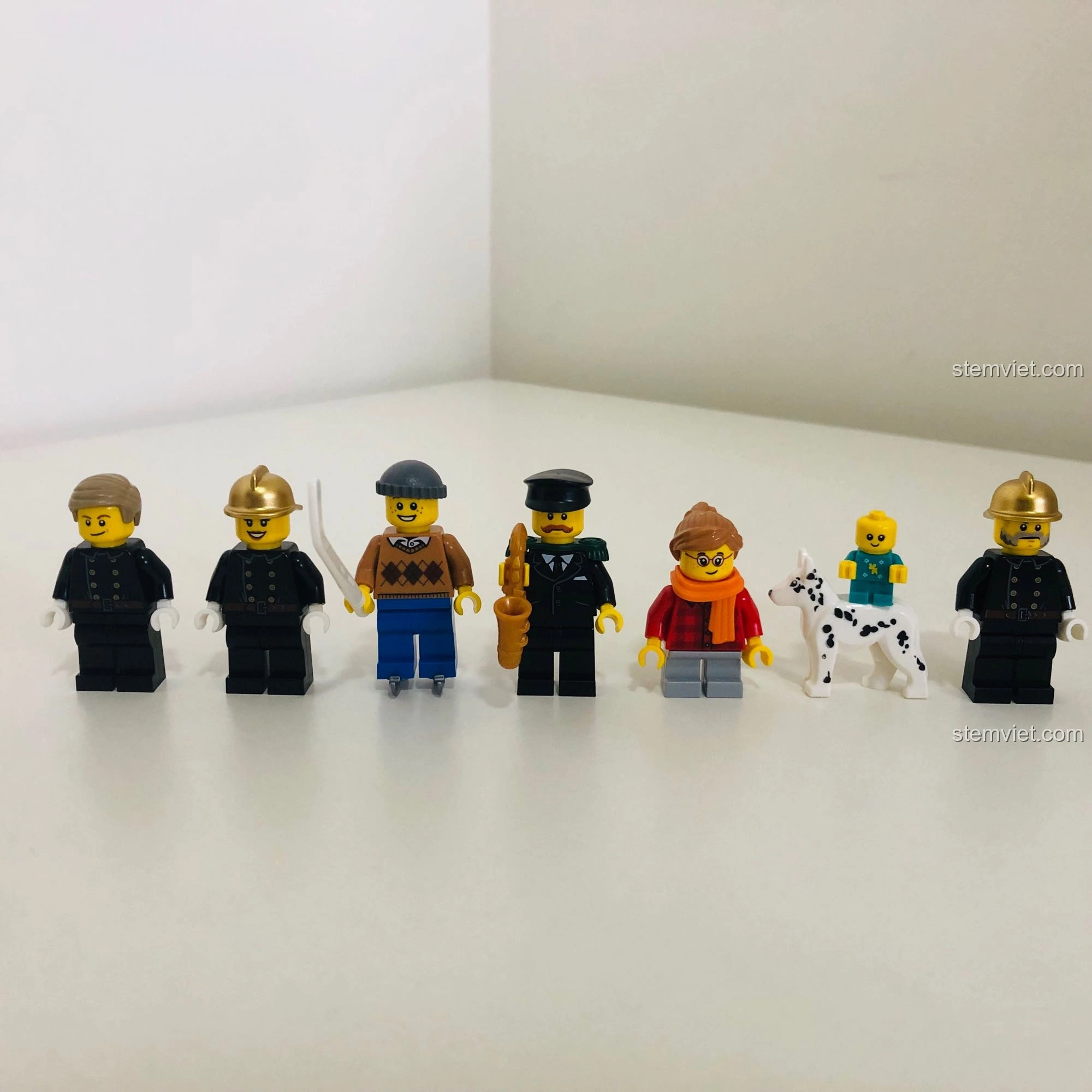 Toàn bộ 7 nhân vật minifigure đa dạng trong bộ LEGO 10263 Winter Fire Station, bao gồm lính cứu hỏa và dân làng.