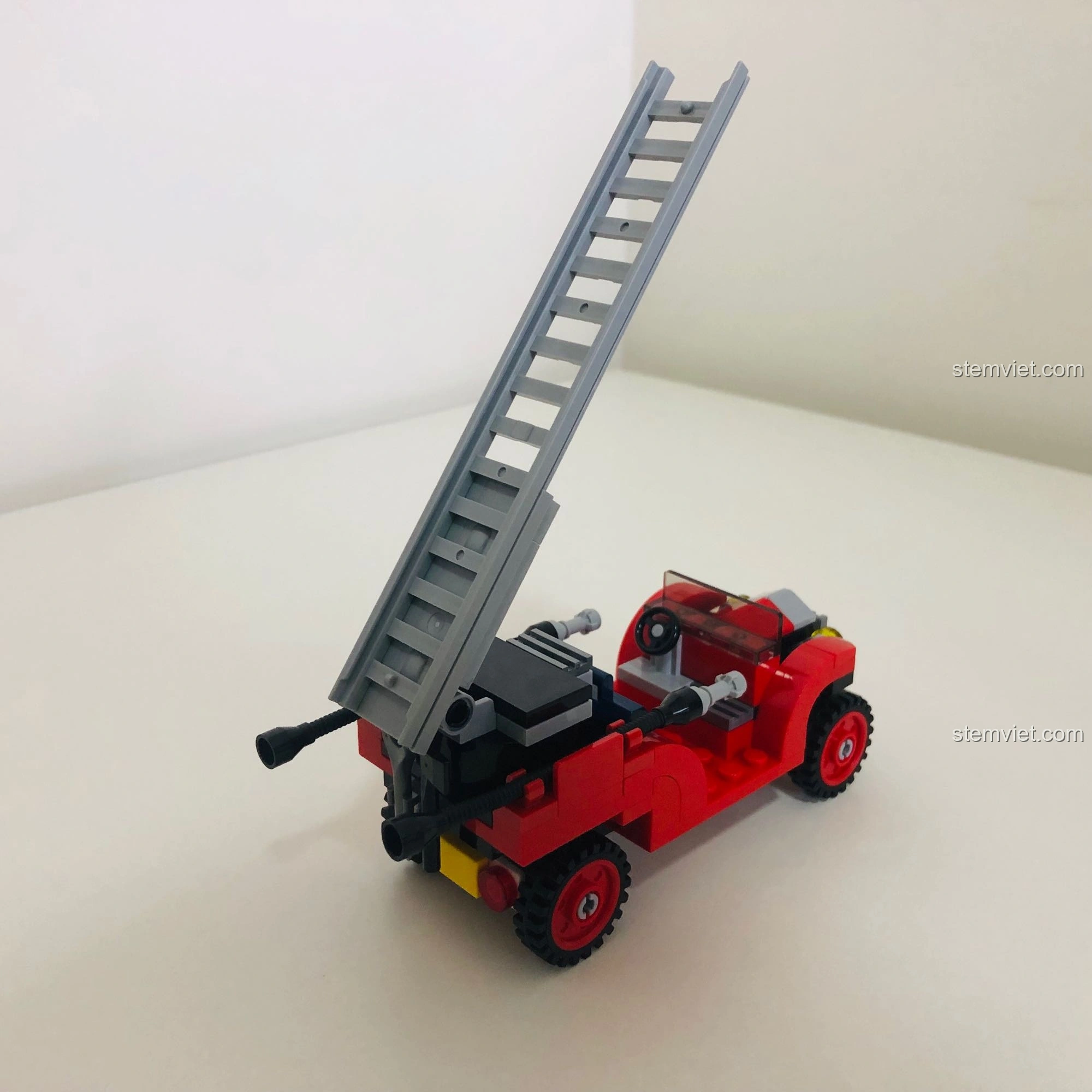 Góc nhìn phía sau chiếc xe cứu hỏa LEGO 10263, thể hiện cơ chế thang có thể kéo dài và xoay linh hoạt.