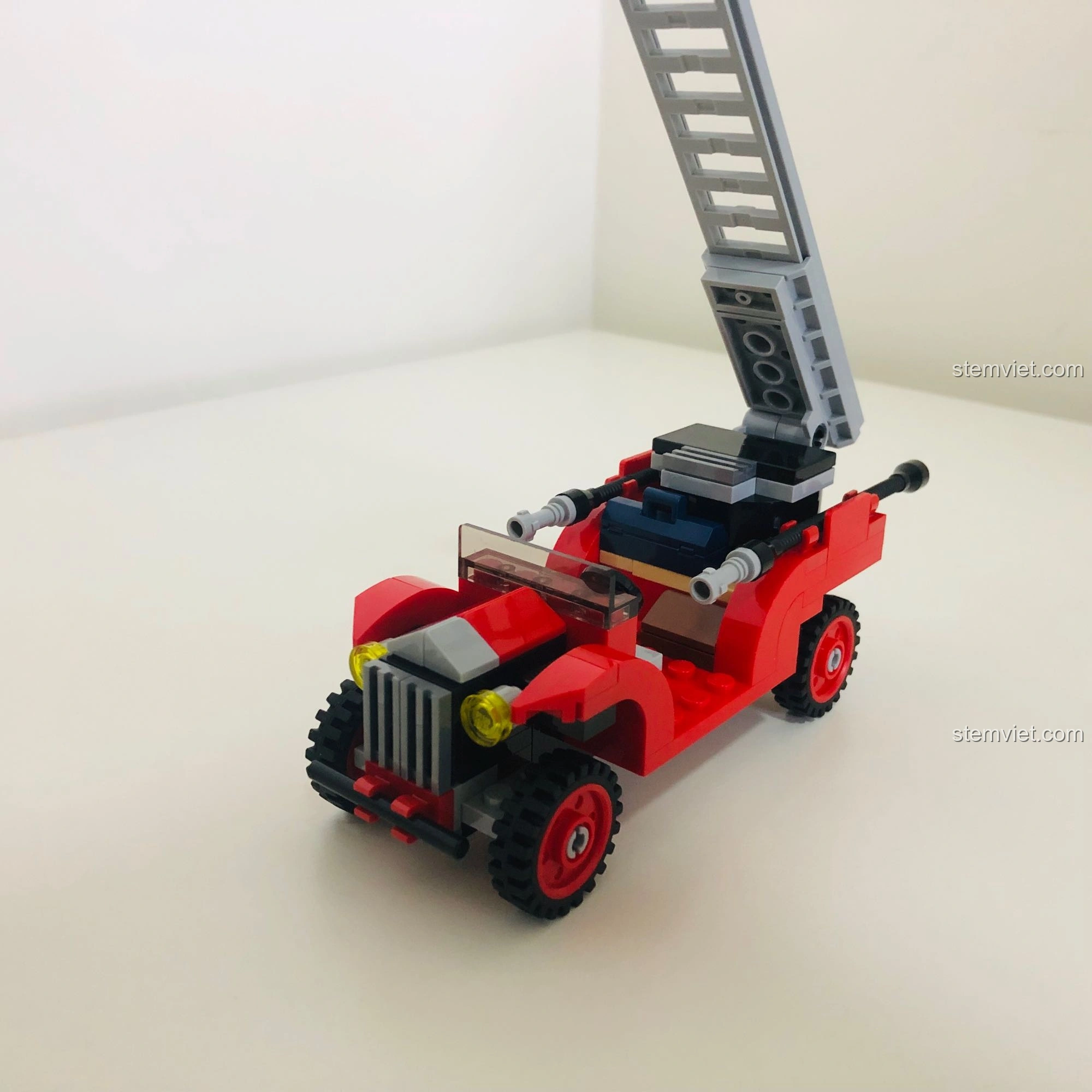 Chiếc xe cứu hỏa màu đỏ nổi bật trong bộ LEGO 10263 Winter Fire Station, với thiết kế đầu xe độc đáo.