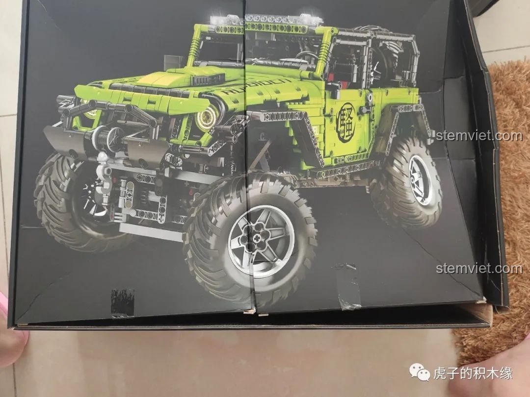 Hộp Leier LE-J902 Jeep Wrangler Rubicon được mở ra, sẵn sàng cho hành trình khám phá bên trong.