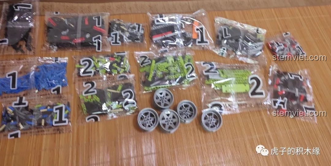 Các túi linh kiện được đánh số rõ ràng của bộ lắp ráp Leier LE-J902 Jeep Wrangler Rubicon.