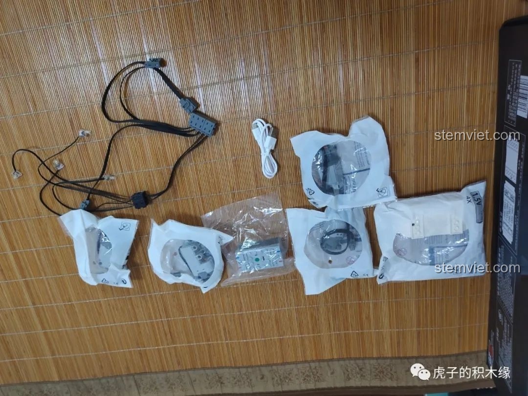 Bộ điều khiển và các bộ phận đèn LED của Leier LE-J902 Jeep Wrangler Rubicon, cho trải nghiệm điều khiển chân thực.