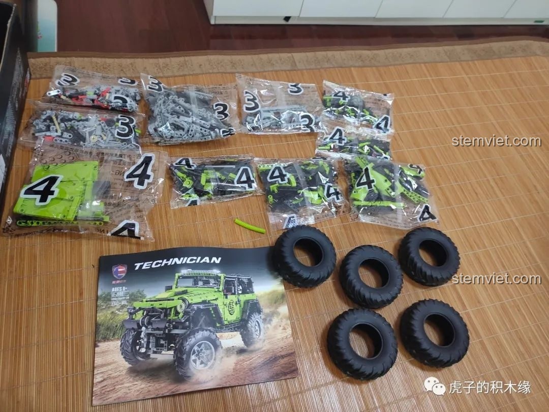 Hộp B với các túi linh kiện và bánh xe của bộ lắp ráp Leier LE-J902 Jeep Wrangler Rubicon.