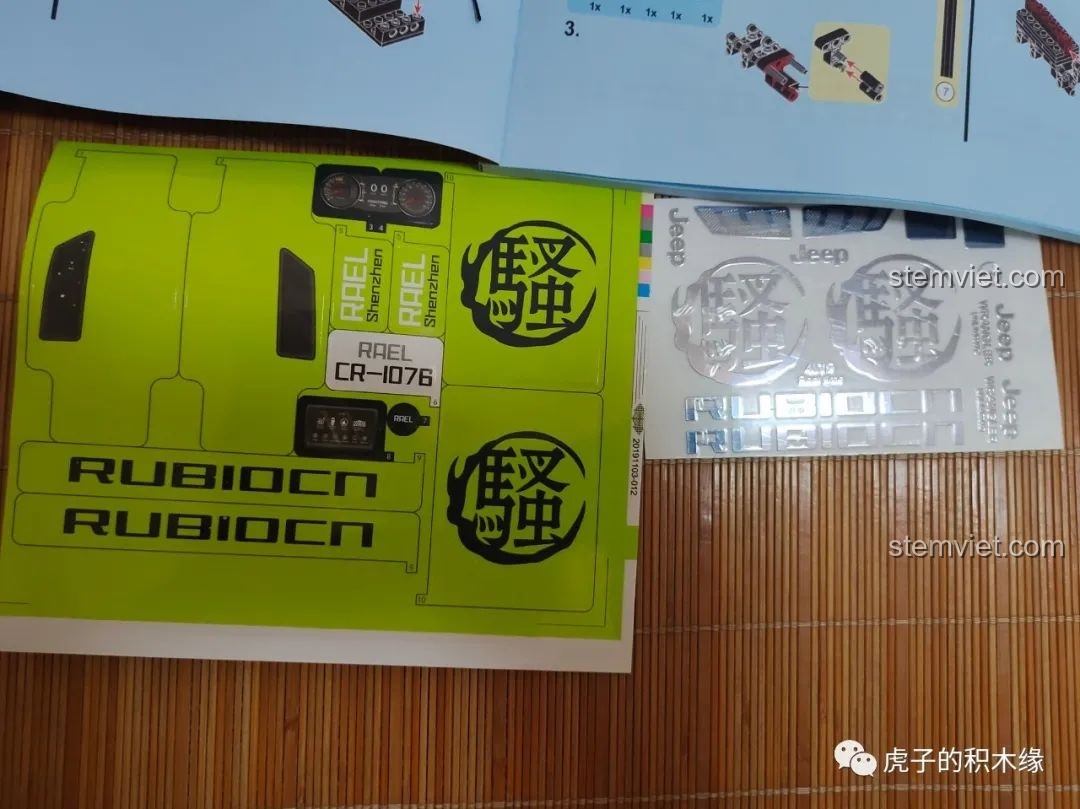 Bộ sticker độc đáo đi kèm bộ lắp ráp Leier LE-J902 Jeep Wrangler Rubicon, giúp cá nhân hóa mô hình.
