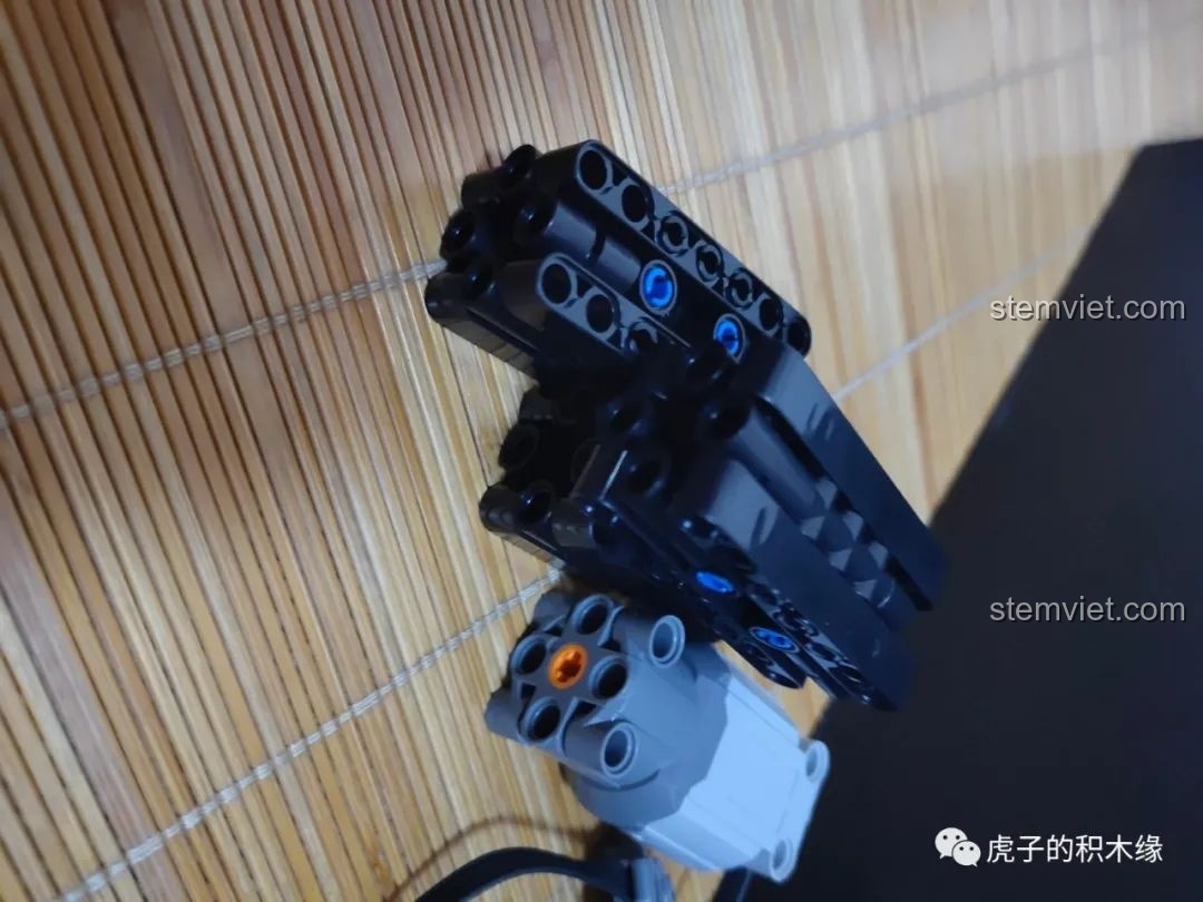 Lắp đặt motor L đầu tiên cho Leier LE-J902 Jeep Wrangler Rubicon, khởi đầu hệ thống điều khiển khóa vi sai.