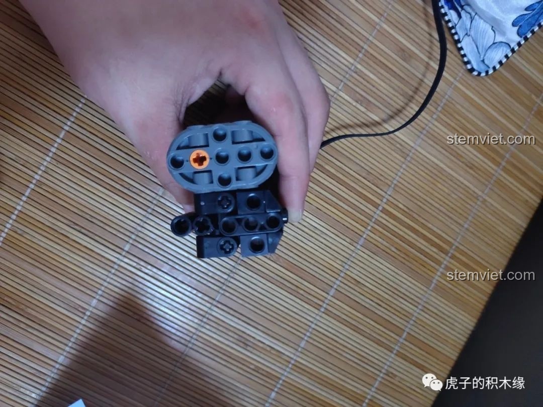 Cận cảnh motor L đã được lắp vào khung Leier LE-J902 Jeep Wrangler Rubicon, sẵn sàng cho các bước tiếp theo.