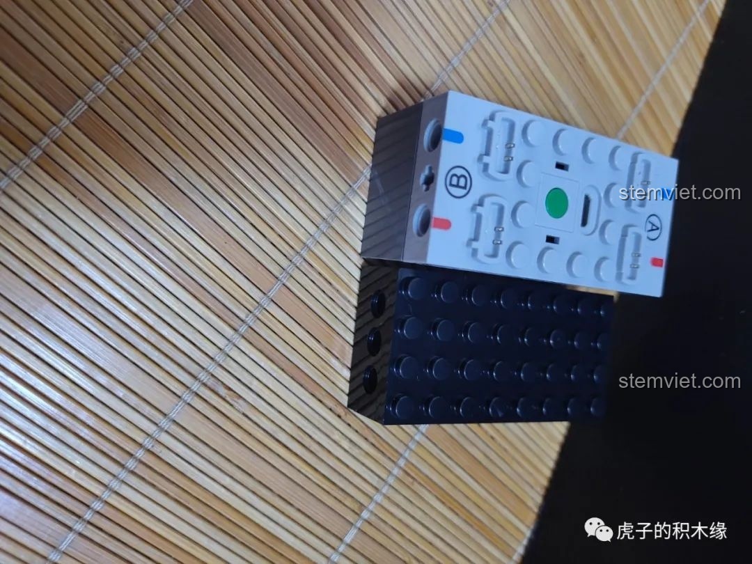 Hộp pin và các chi tiết cơ bản của Leier LE-J902 Jeep Wrangler Rubicon, nền tảng cho hệ thống điện.