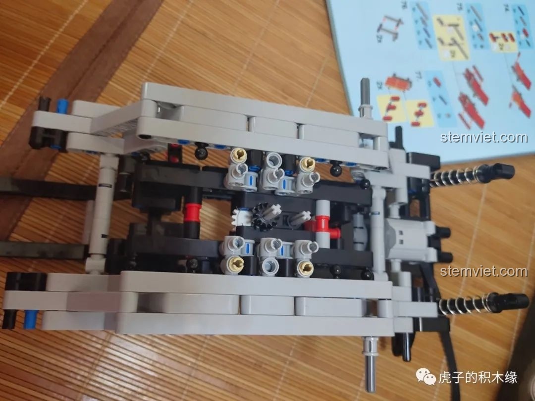 Khung gầm Leier LE-J902 Jeep Wrangler Rubicon đang dần hoàn thiện, cho thấy sự phức tạp của thiết kế.