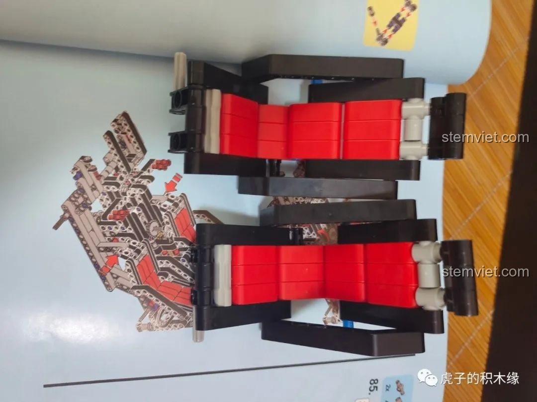 Ghế ngồi màu đỏ nổi bật được lắp đặt vào nội thất của Leier LE-J902 Jeep Wrangler Rubicon.