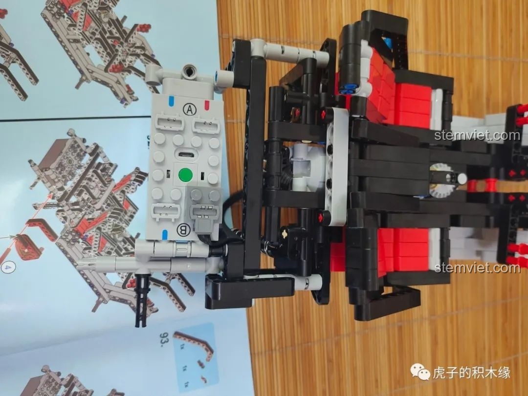 Hộp pin được cố định vào khung xe Leier LE-J902 Jeep Wrangler Rubicon, đảm bảo nguồn năng lượng ổn định.