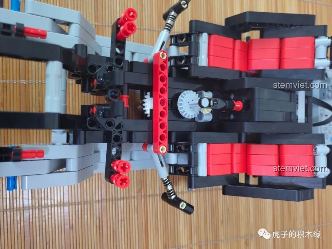 Cấu trúc cửa xe với giảm xóc của Leier LE-J902 Jeep Wrangler Rubicon, mang lại cảm giác đóng mở linh hoạt.