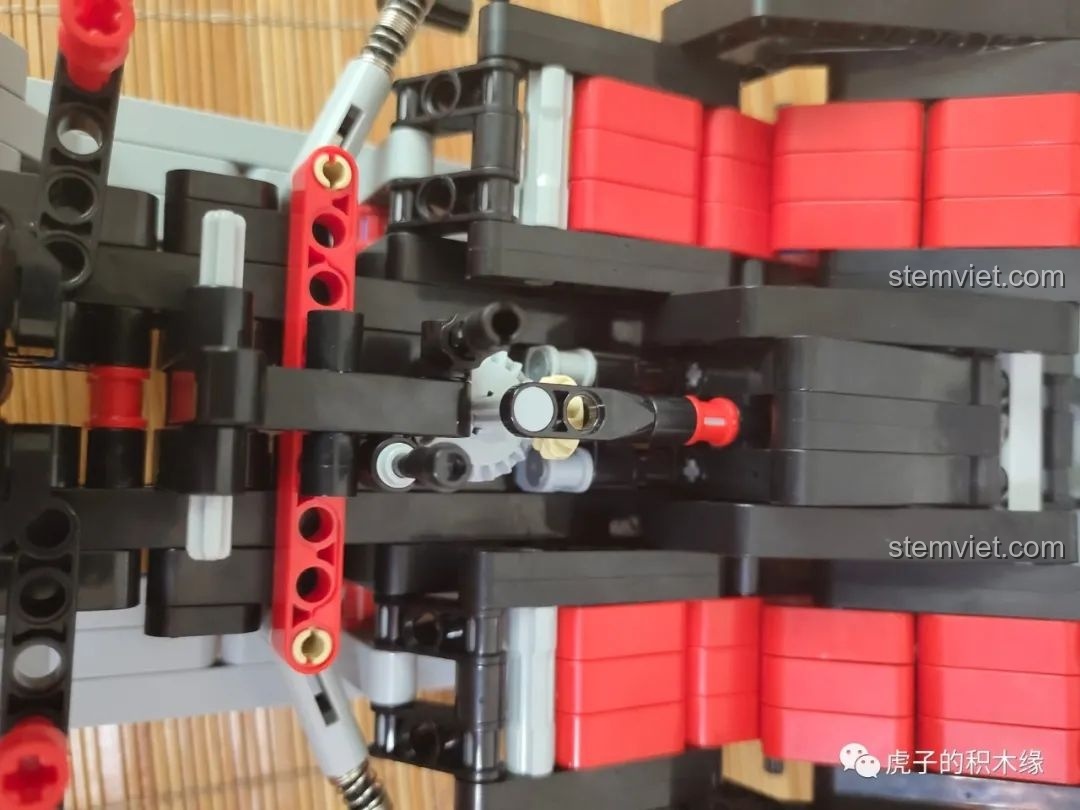 Nội thất của Leier LE-J902 Jeep Wrangler Rubicon với vô lăng, cần số và các chi tiết được tái hiện tỉ mỉ.