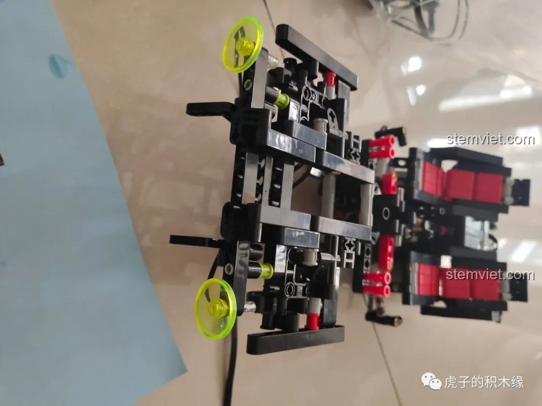 Đèn pha xanh lá và các chi tiết nội thất của Leier LE-J902 Jeep Wrangler Rubicon, tạo vẻ ngoài độc đáo.