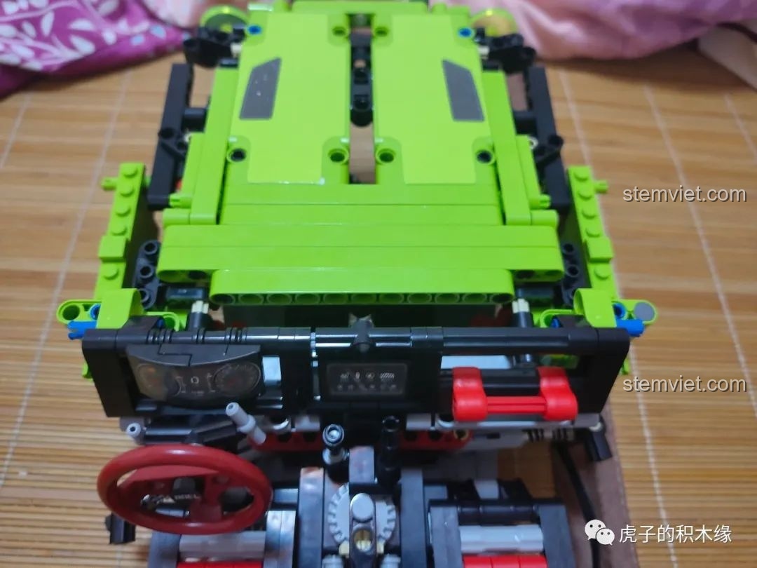 Cận cảnh nắp capo và các chi tiết phía trước của Leier LE-J902 Jeep Wrangler Rubicon, thể hiện sự mạnh mẽ.