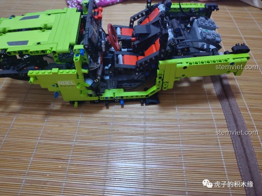 Motor thứ hai được lắp vào cầu sau của Leier LE-J902 Jeep Wrangler Rubicon, tăng cường sức mạnh.