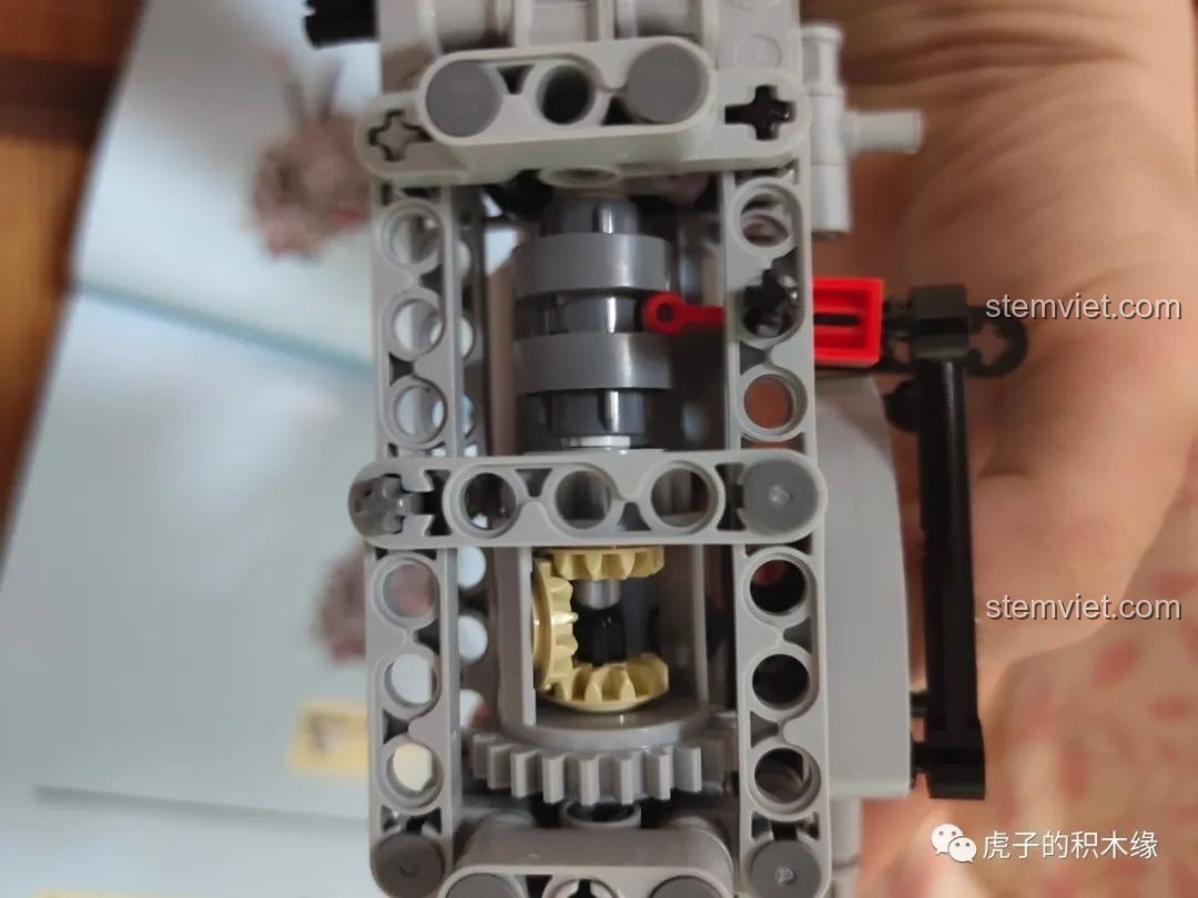 Các thanh nối được sắp xếp cẩn thận trên Leier LE-J902 Jeep Wrangler Rubicon, đảm bảo sự ổn định.