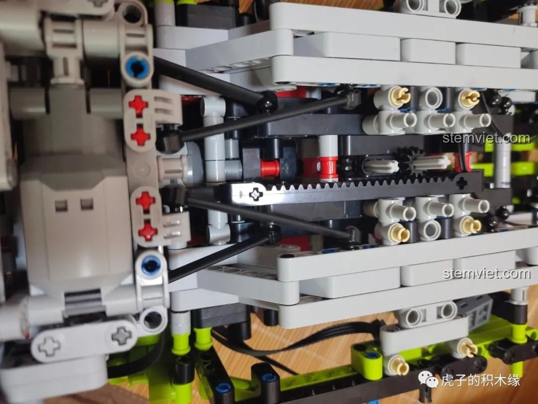 Cầu sau của Leier LE-J902 Jeep Wrangler Rubicon, nơi sức mạnh được truyền tải để chinh phục mọi thử thách.