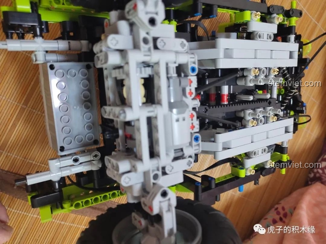 Cầu trước của Leier LE-J902 Jeep Wrangler Rubicon, với thiết kế thông minh cho khả năng vận hành 4 bánh chủ động.