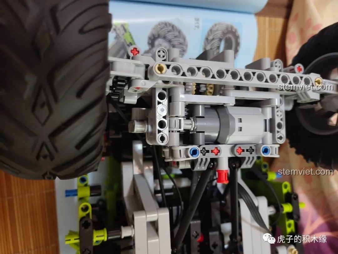 Lắp đặt bánh xe vào Leier LE-J902 Jeep Wrangler Rubicon, hoàn thiện phần khung gầm và sẵn sàng cho phiêu lưu.