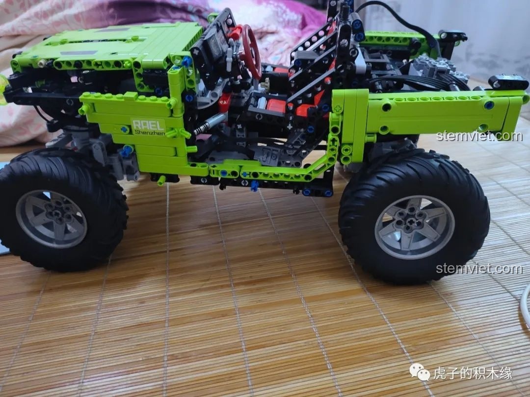 Toàn bộ khung gầm Leier LE-J902 Jeep Wrangler Rubicon đã hoàn thiện, vững chắc và sẵn sàng cho thân xe.