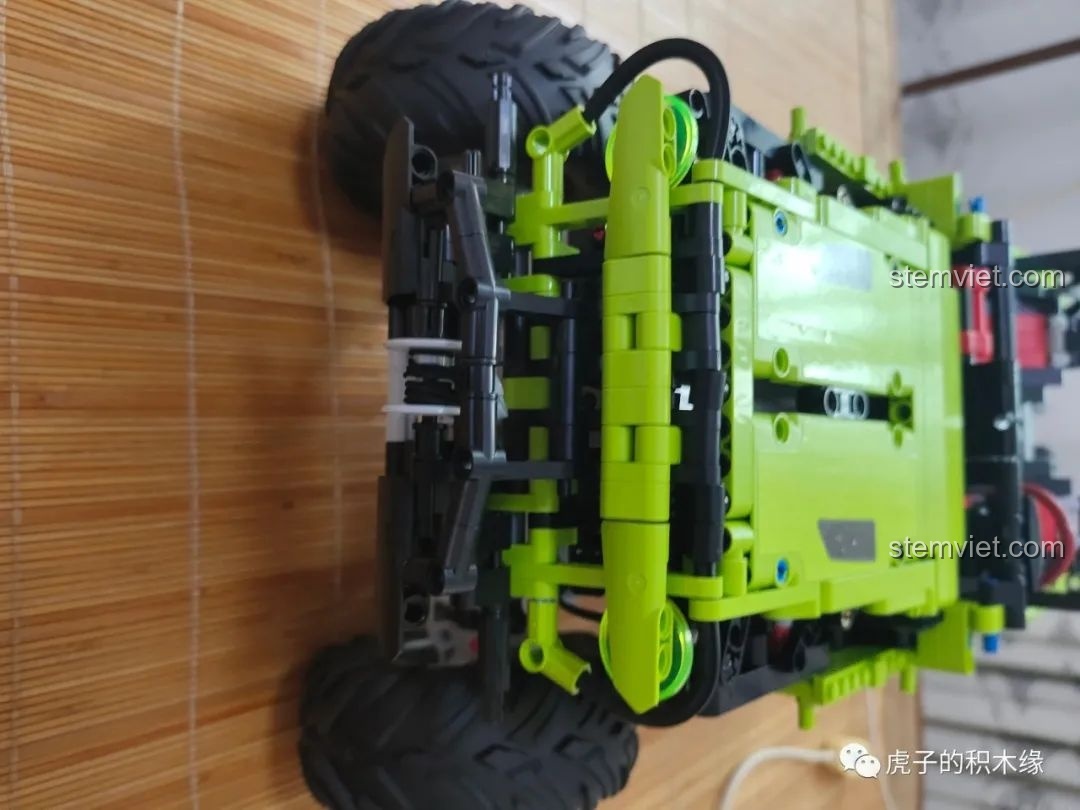 Nắp capo nhô cao của Leier LE-J902 Jeep Wrangler Rubicon, tạo vẻ ngoài mạnh mẽ và uy lực.