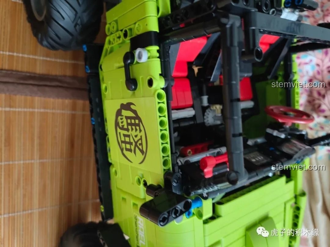 Đèn hậu và các chi tiết phía sau của Leier LE-J902 Jeep Wrangler Rubicon, tạo vẻ đẹp hoàn chỉnh.