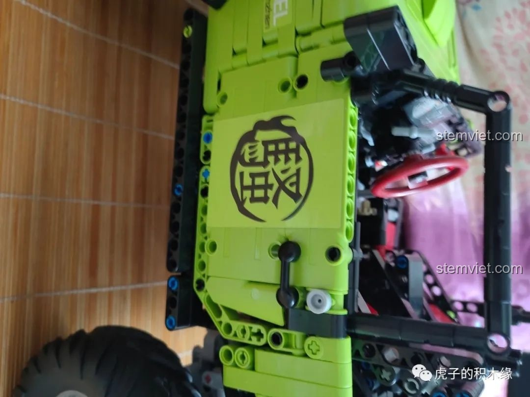 Cửa thùng sau được lắp đặt trên Leier LE-J902 Jeep Wrangler Rubicon, tăng thêm tính chân thực và tiện ích.