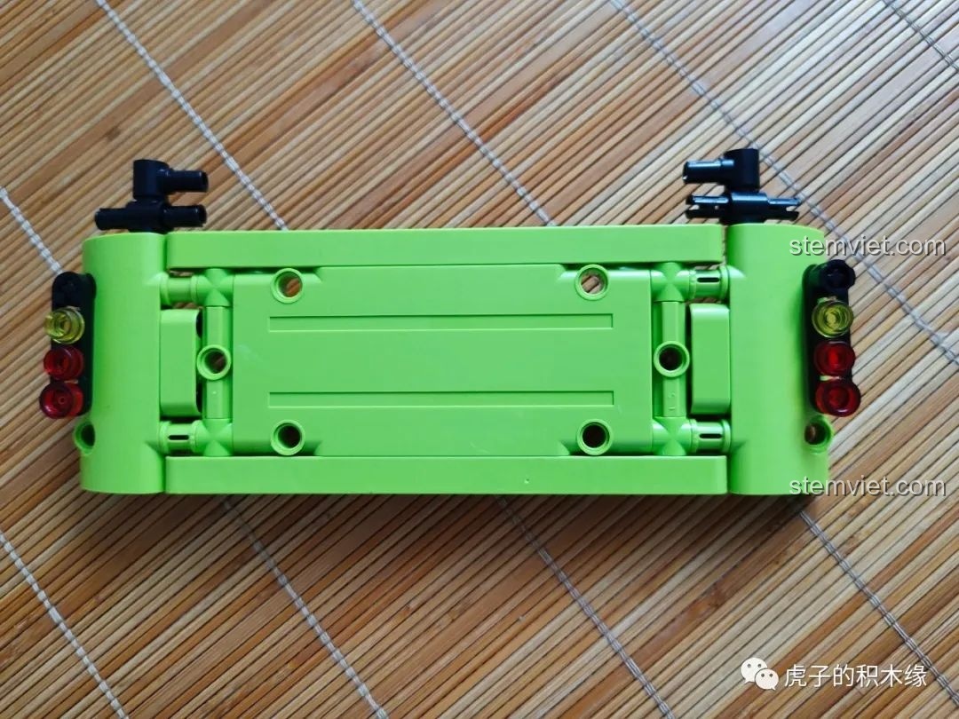 Phần nóc xe của Leier LE-J902 Jeep Wrangler Rubicon được hoàn thiện, bảo vệ nội thất và tăng tính thẩm mỹ.