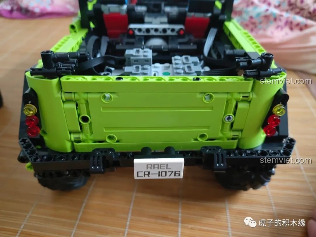 Bánh dự phòng to lớn của Leier LE-J902 Jeep Wrangler Rubicon, biểu tượng của xe địa hình, gắn chắc chắn.