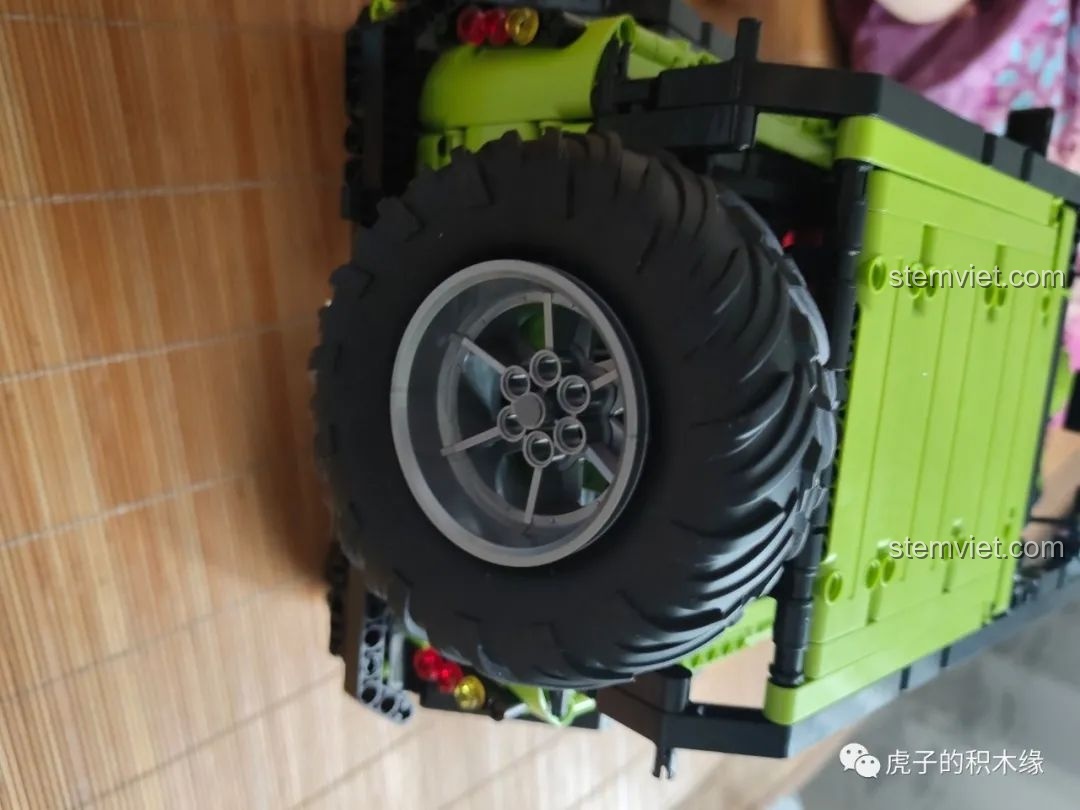 Góc nhìn từ trên xuống của Leier LE-J902 Jeep Wrangler Rubicon, tổng thể các chi tiết nổi bật.